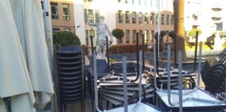 Mesas y sillas de una terraza en la Plaza del Jardinillo en abril de 2022, bajo la mirada del dios Neptuno. (Foto: La Crónic@)