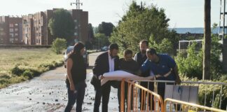 El alcalde de Azuqueca y otros responsable en el lugar de la rotura de una gran tubería en Azuqueca este domingo, 8 de mayo de 2022.