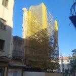 El andamio del Maragato, el 9 de mayo de 2022, un mes después de que se anunciara que la fachada sería demolida. (Foto: La Crónic@)