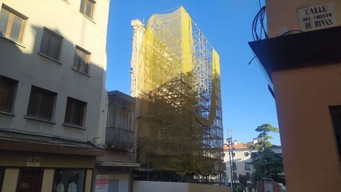 El andamio del Maragato, el 9 de mayo de 2022, un mes después de que se anunciara que la fachada sería demolida. (Foto: La Crónic@)