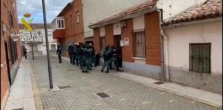 La Guardia Civil, entrando en uno de los domicilios en Azuqueca de Henares.