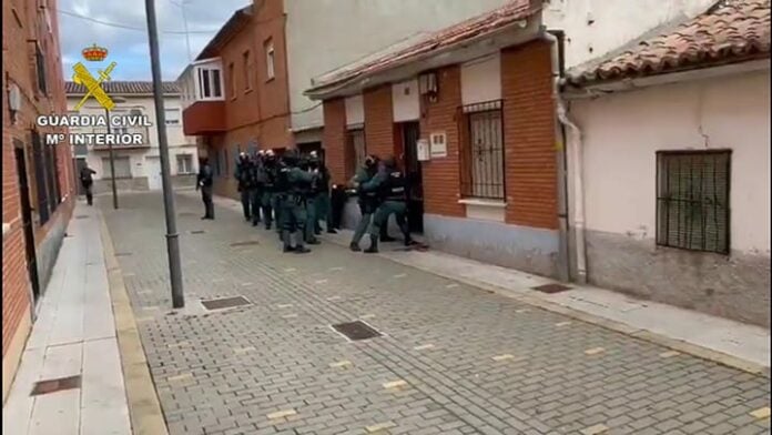 La Guardia Civil, entrando en uno de los domicilios en Azuqueca de Henares.