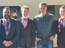 Pedro Sánchez y José Luis Blanco el 28 de mayo de 2022, a pie de AVE.