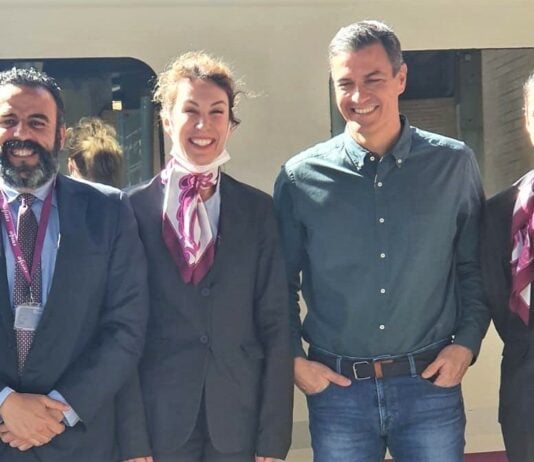 Pedro Sánchez y José Luis Blanco el 28 de mayo de 2022, a pie de AVE.