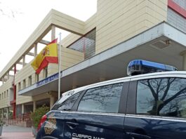 Patrulla de la Policía Nacional delante de la Comisaría de Guadalajara.