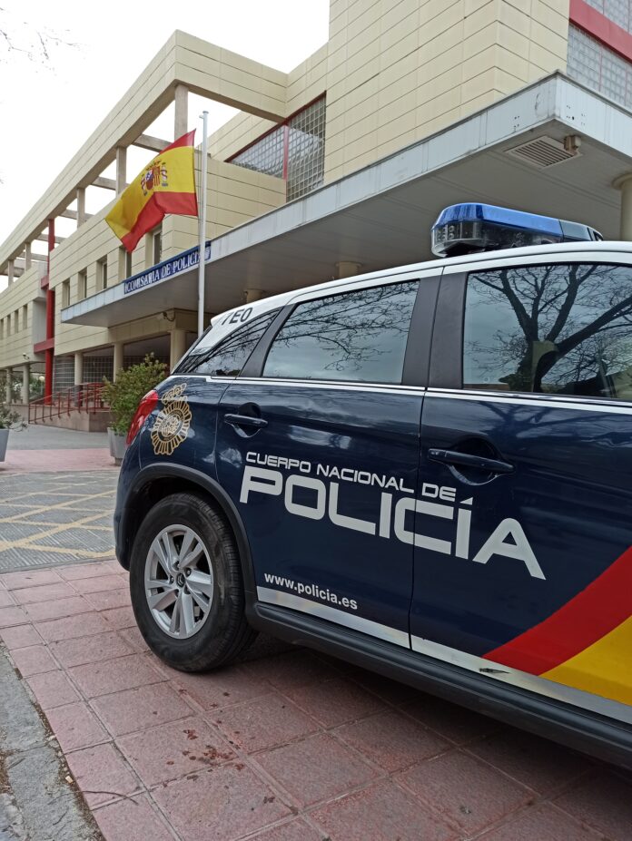 Patrulla de la Policía Nacional delante de la Comisaría de Guadalajara.