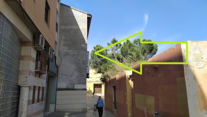 La flecha señala la pared que el Ayuntamiento de Guadalajara quiere 