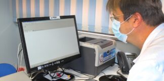 Un conocido médico especialista de Guadalajara, ante el ordenador en su consulta del Hospital.