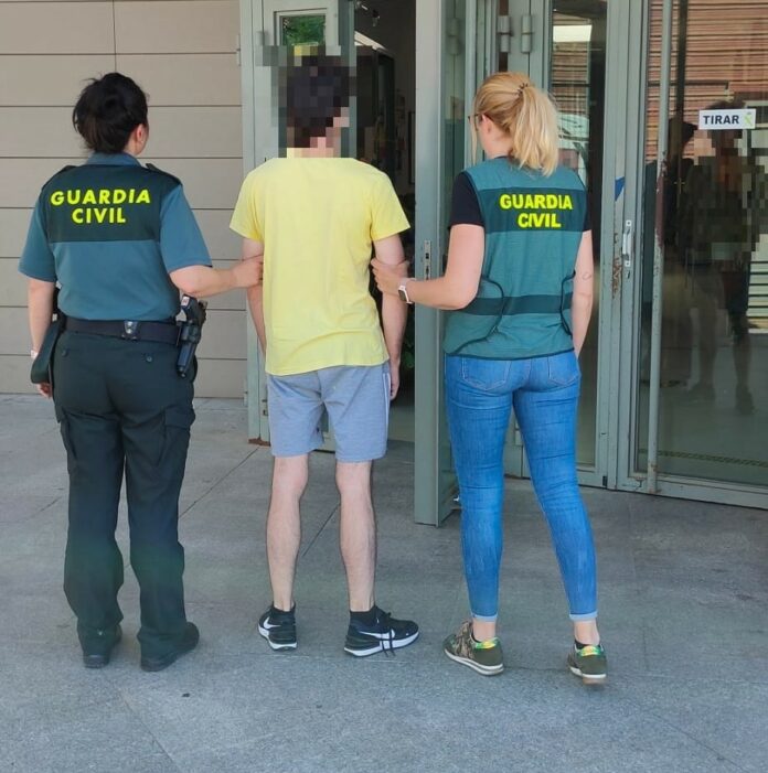 Uno de los dos detenidos en Torrejón del Rey. (Foto: Guardia Civil)