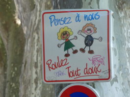 Letrero cerca de un colegio, en Lourmarin, en el Luberon. (Foto: La Crónic@