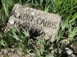 Piedra sobre la tumba de Albert Camus en Lourmarin. (Foto: La Crónic@)