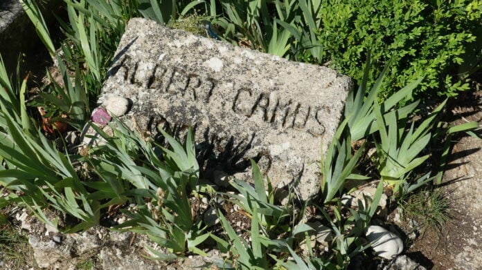 Piedra sobre la tumba de Albert Camus en Lourmarin. (Foto: La Crónic@)