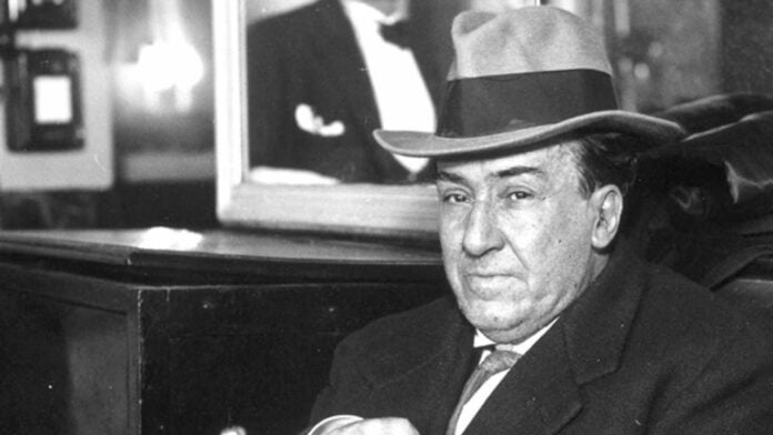 Antonio Machado, en una conocida fotografía.