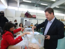 García-Page, votando en 2019, cuando obtuvo la actual mayoría absoluta en Castilla-La Mancha, que necesita revalidar.