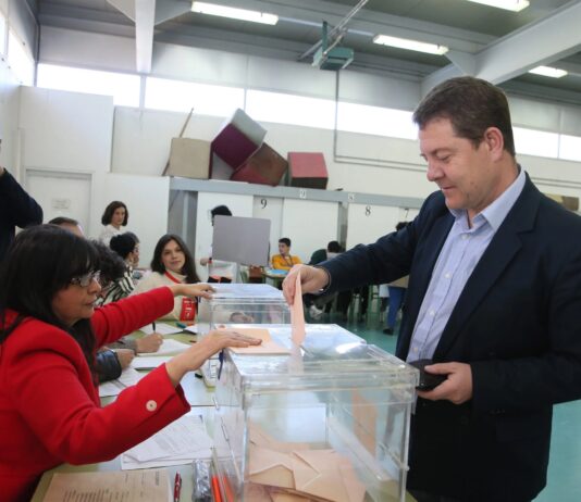 García-Page, votando en 2019, cuando obtuvo la actual mayoría absoluta en Castilla-La Mancha, que necesita revalidar.