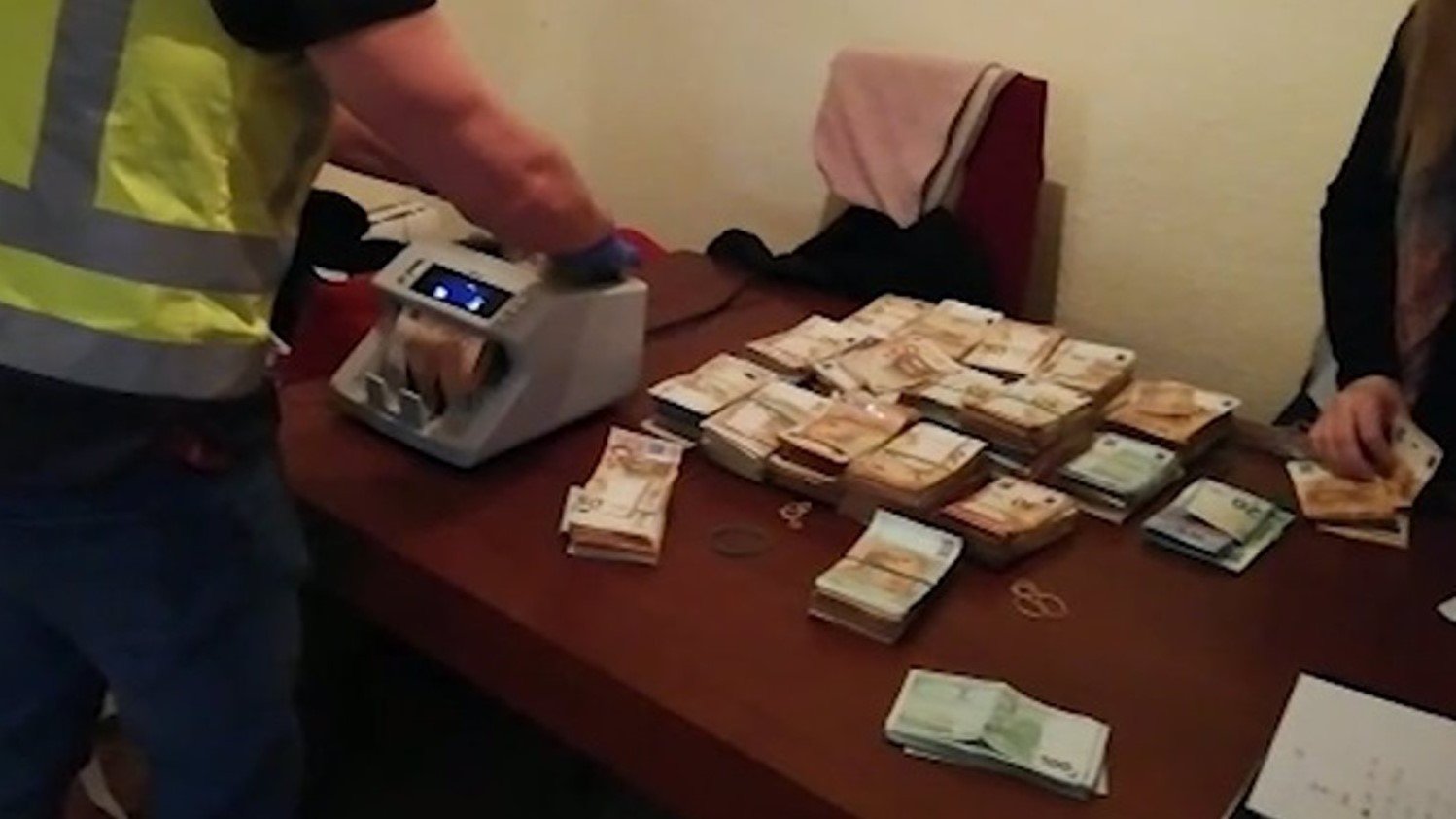 Parte del dinero incautado por la Policía Nacional en la operacion contra los falsos brokers. (Foto: CNP)