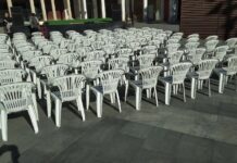 Sillas montadas para un espectáculo en la Plaza Mayor de Guadalajara el 7 de mayo de 2022. (Foto: La Crónic@)