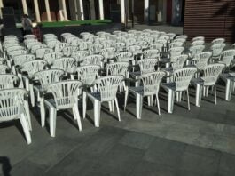 Sillas montadas para un espectáculo en la Plaza Mayor de Guadalajara el 7 de mayo de 2022. (Foto: La Crónic@)
