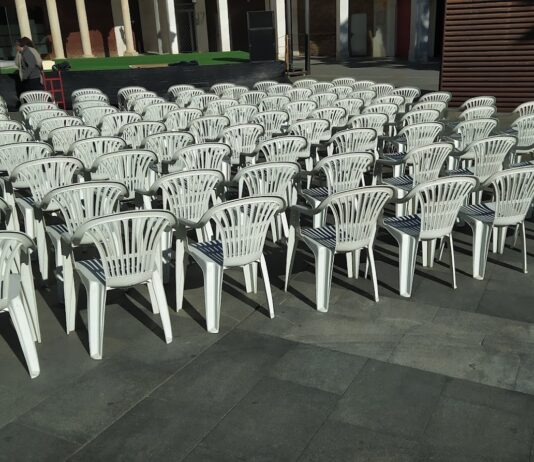 Sillas montadas para un espectáculo en la Plaza Mayor de Guadalajara el 7 de mayo de 2022. (Foto: La Crónic@)