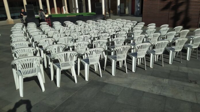 Sillas montadas para un espectáculo en la Plaza Mayor de Guadalajara el 7 de mayo de 2022. (Foto: La Crónic@)