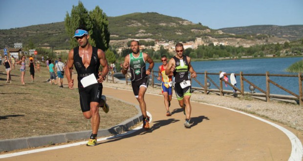 El triatlón de Guadalajara ha enlazado en sus 35 ediciones, nadando, en bicicleta y corriendo. las aguas de Pareja con la capital de la provincia.