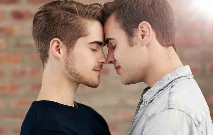 afecto-gay Las muestras públicas de afecto entre personas del mismo sexo aún son vistas con incomodidad por parte de muchos.