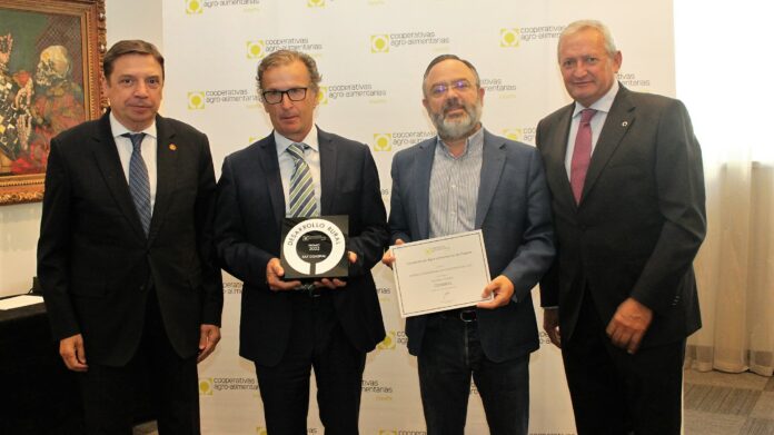 El premio a Coagral fue entregado por el ministro de Agricultura, Luis Planas.
