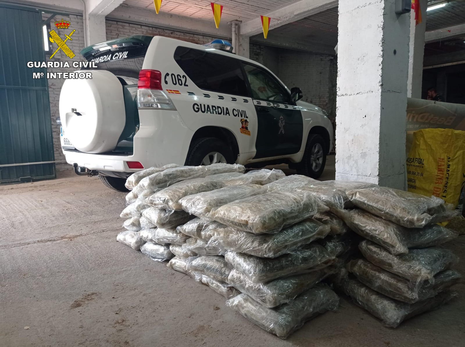 En la imagen se observa bien la gran cantidad de cogollos de marihuana intervenidos. (Foto: Guardia Civil)