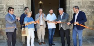 Póker de autoridades, desde el alcalde a la subdelegada, para cortar una cinta inaugural en la iglesia de Villel de Mesa.