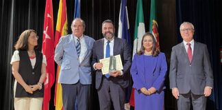 José Luis Blanco recoge en nombre de Azuqueca de Henares el galardón "Escoba de Plata", el 15 de junio de 2022.