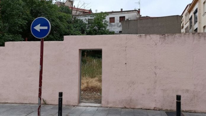 Exterior del solar de la Plaza de Moreno el 18 de junio de 2022. (Foto: La Crónic@)