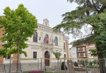Jardines de acceso a la Diputación de Guadalajara en junio de 2022. (Foto: La Crónic@)