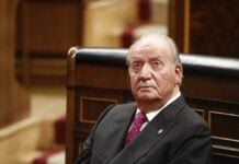 Podemos quiere meter en la cárcel a Juan Carlos I El rey emérito don Juan Carlos I en el acto conmemorativo del 40º aniversario de la Constitución de 1978. (Foto: EP)