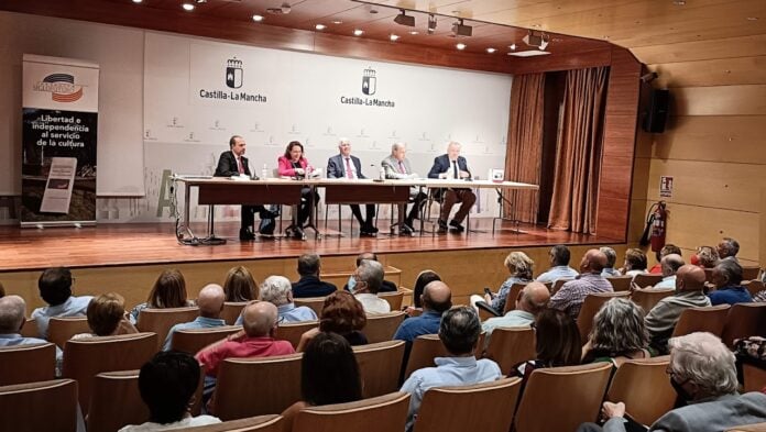 libro-barreda-presentacion Juan Garrido, presidente de Siglo Futuro, ha introducido el acto que ha tenido este jueves a José María Barreda como protagonista. (Foto: La Crónic@)