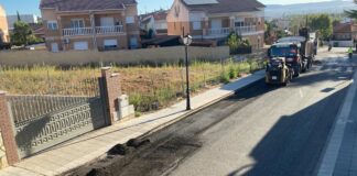 Trabajos de asfaltado en una calle de Cabanillas del Campo, en 2020.