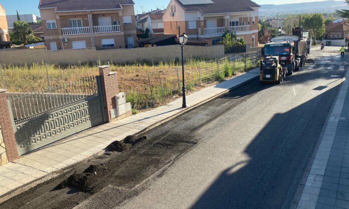 Trabajos de asfaltado en una calle de Cabanillas del Campo, en 2020.