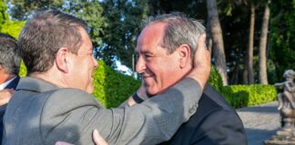 Efusivo saludo de García-Page a Ángel Nicolás.