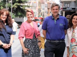 El concejal de Turismo y Comercio de Guadalajara, Fernando Parlorio, junto a integrantes de Agema.