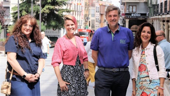 El concejal de Turismo y Comercio de Guadalajara, Fernando Parlorio, junto a integrantes de Agema.