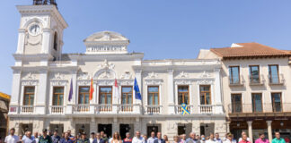 Minuto de silencio ante el Ayuntamiento de Guadalajara el 12 de julio de 2022, en recuerdo de Miguel Ángel Blanco.