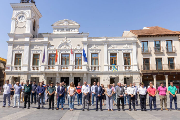 Minuto de silencio ante el Ayuntamiento de Guadalajara el 12 de julio de 2022, en recuerdo de Miguel Ángel Blanco.