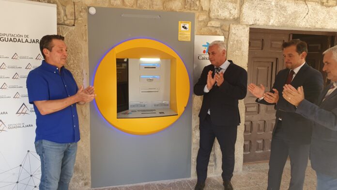 El protagonista del 26 de julio de 2022 en Galve de Sorbe: el cajero automático en el inicio de este servicio.