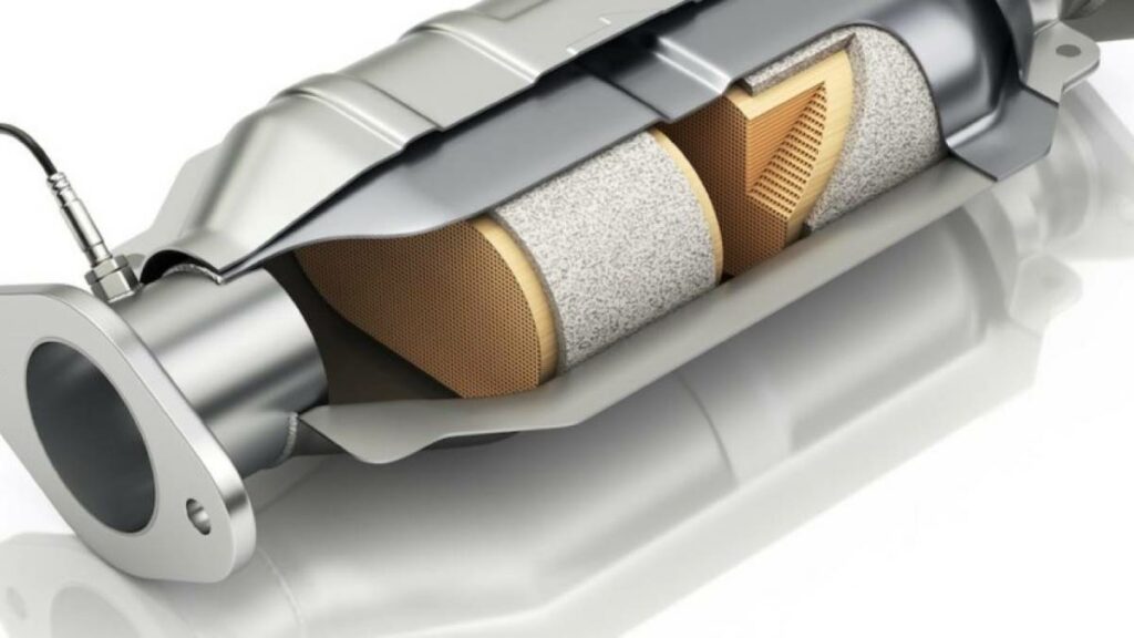 Corte de un catalizador, en el que se muestra su valioso interior.