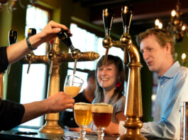 Degustando una buena cerveza belga, en Malinas. (Foto: Milo Profi)