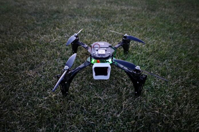 El más de un centenar de drones que se emplean, como el de la imagen, cuentan con iluminación led para componer imaginativas figuras.