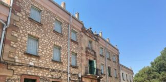 Entrada al antiguo cuartel de la Guardia Civil de Sigüenza, en julio de 2022. (Foto: EP)