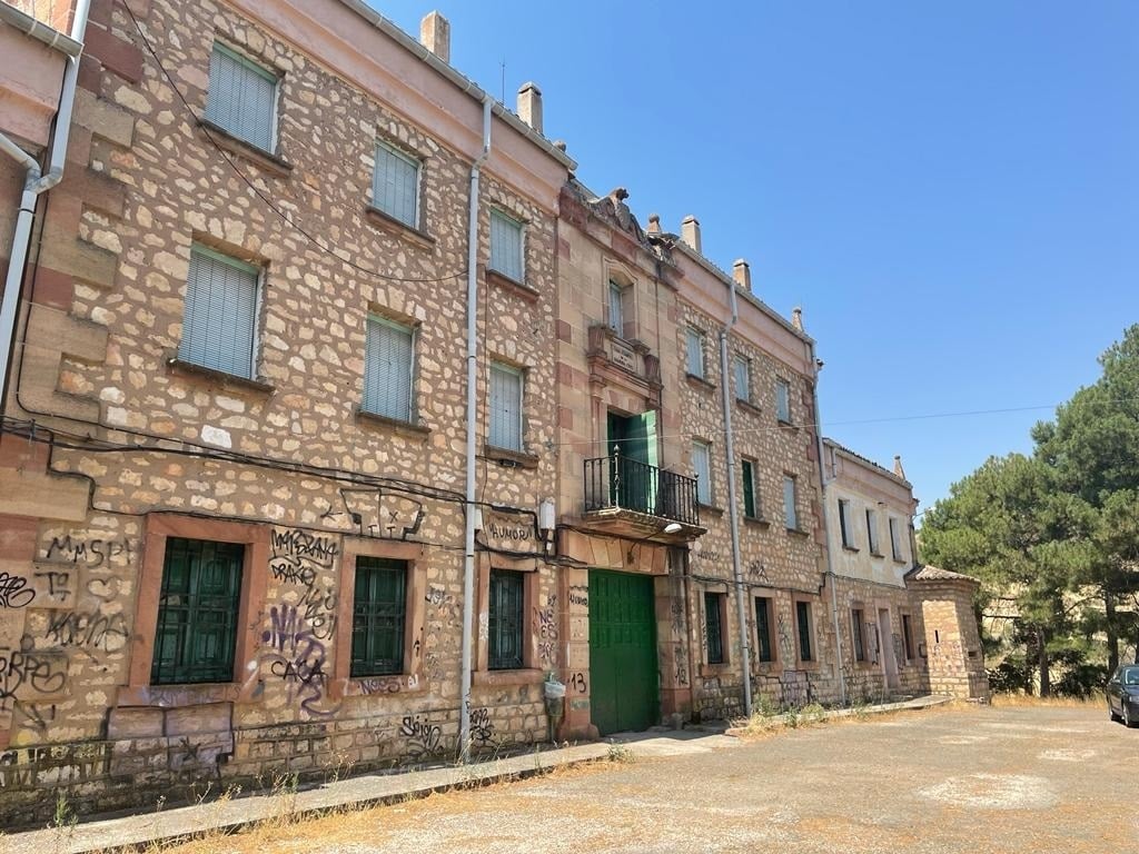 Entrada al antiguo cuartel de la Guardia Civil de Sigüenza, en julio de 2022. (Foto: EP)