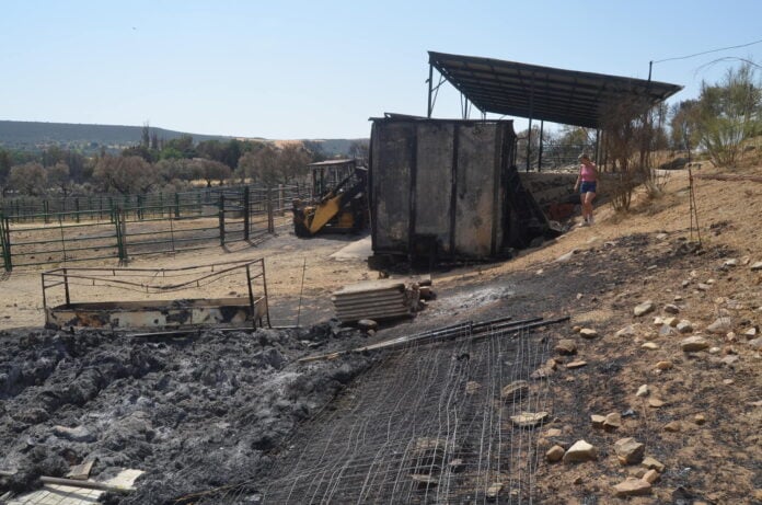 Una explotación ganadera, arrasada por el incendio de Valdepeñas de la Sierra.