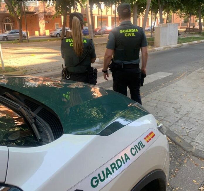 Dos agentes de la Guardia Civil de Guadalajara.