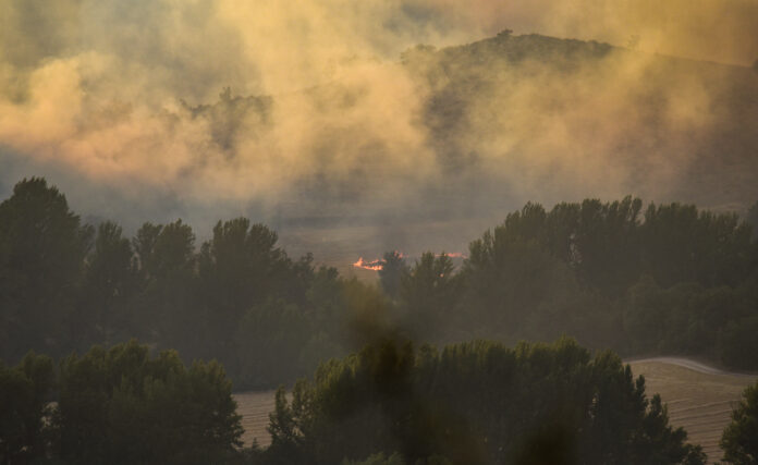 Vista general del incendio de Valdepeñas de la Sierra, el 19 de julio de 2022. (Foto: Rafa Martín / EP)